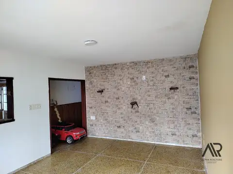 Casa en venta con apartamento y 4 cocheras.Barrio Pérez Castellanos