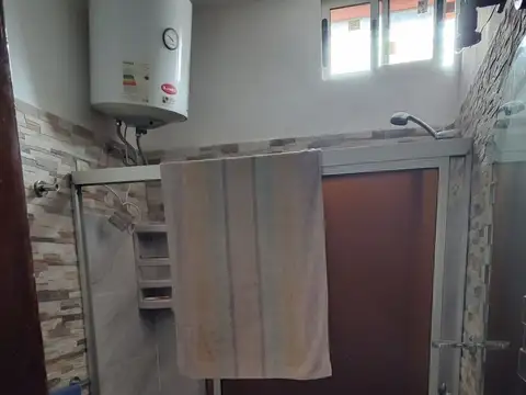 Casa en venta con apartamento independiente y  cuatro cocheras. Barrio Pérez Castellanos 100