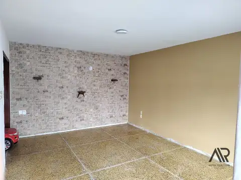 Casa en venta con apartamento independiente y  cuatro cocheras. Barrio Pérez Castellanos 100