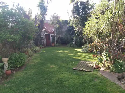 Hermosa casa sobre amplio lote a mts. centro y estación 