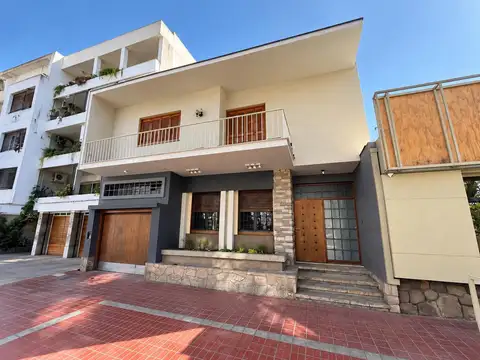 Casa en Calle Belgrano, ideal para uso comercial o residencial. Apta Crédito.