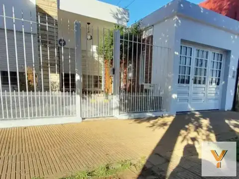 Casa en venta - 2 Dormitorios 1 Baño - Villa Luzuriaga