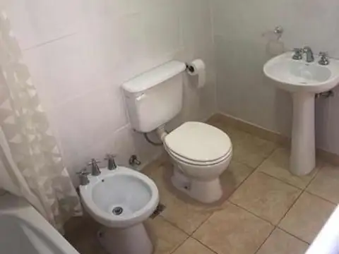 CASA DE SIETE AMBIENTES EN VENTA -CASTELAR