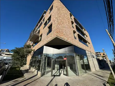 Local comercial sobre esquina y con baulera en Puerto Norte, Rosario