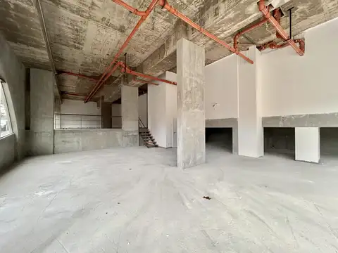 Local comercial sobre esquina y con baulera en Puerto Norte, Rosario