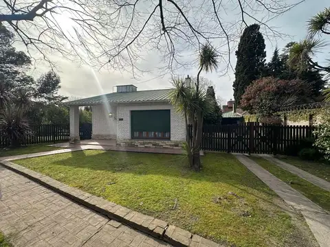 Venta de Casa de 3 Dormitorios, con parque y pileta en City Bell.