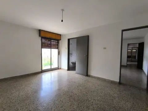 Casa 7 ambientes con 2 baños