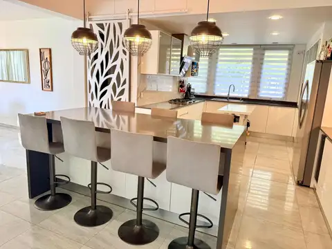 Casa en Venta con 4 cocheras