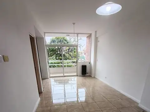 Depto 2 ambientes luminoso con balcón en excelente ubicación