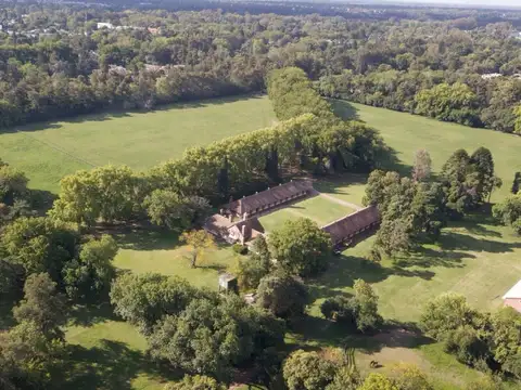 B°Cdo Almahue, La Lonja, Saravi