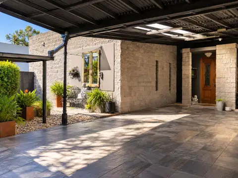 Casa en Venta con 2 cocheras