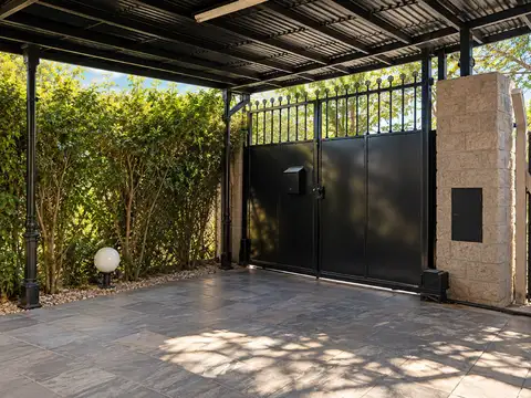 Casa 8 ambientes con 4 baños
