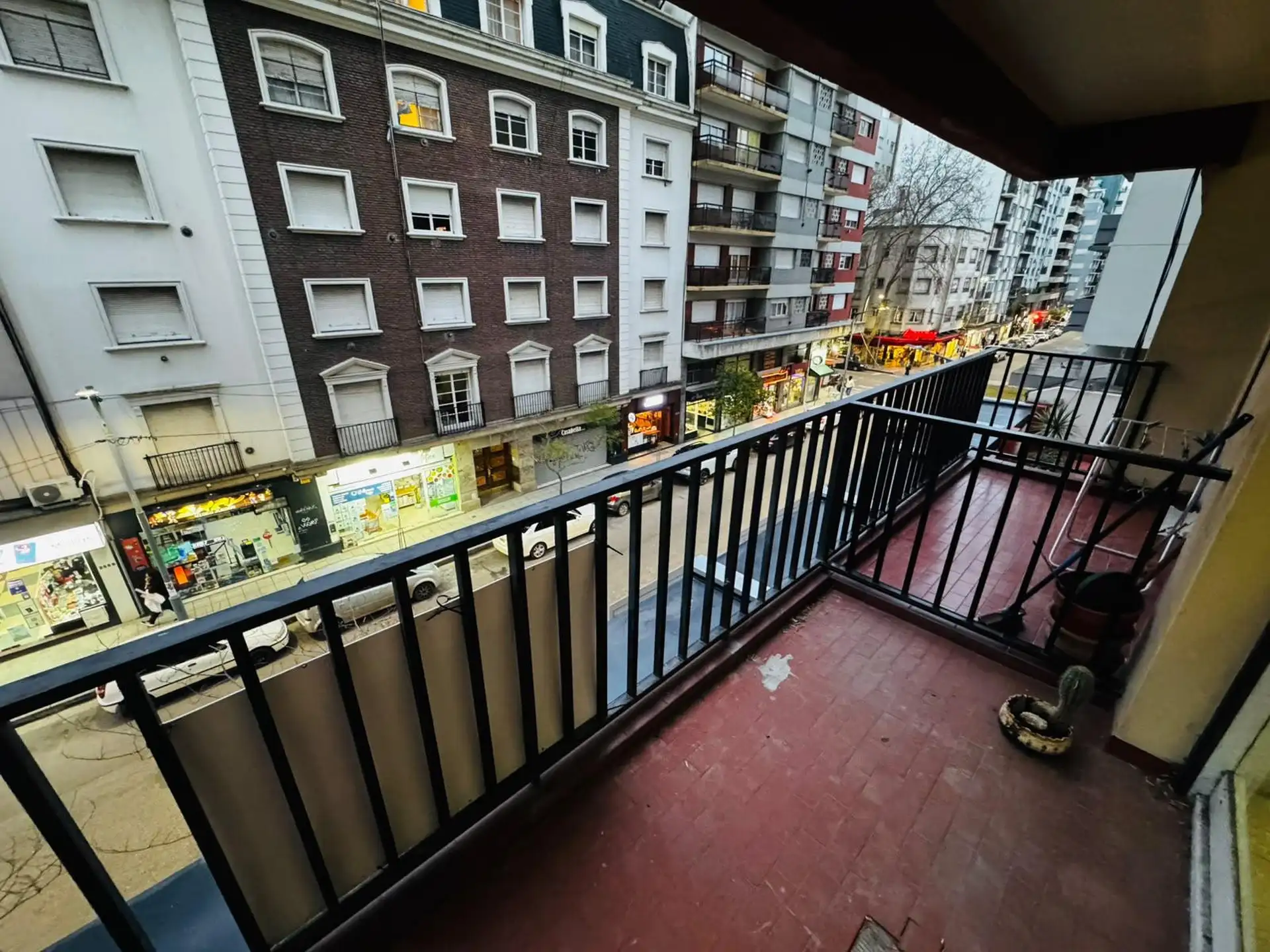Departamento en Belgrano 2500 de tres ambientes con balcon