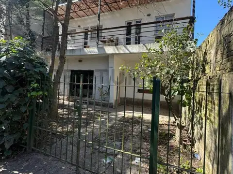 Lote en venta en City Bell con casa a reciclar
