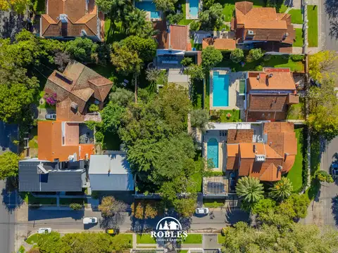 Importante Residencia sobre dos lotes en el barrio Los Troncos