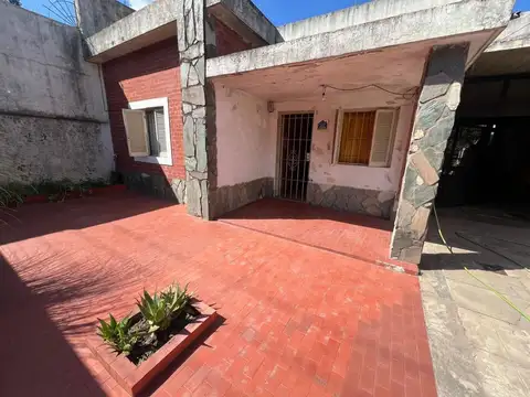 VENTA CASA 4 AMB CON COCHERA Y JARDIN  SAN MIGUEL