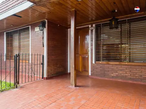 VENTA CASA 3 AMB C/PARQUE ,COCHERA,QUINCHO BERNAL
