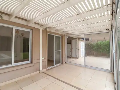 Casa 6 ambientes con 2 baños