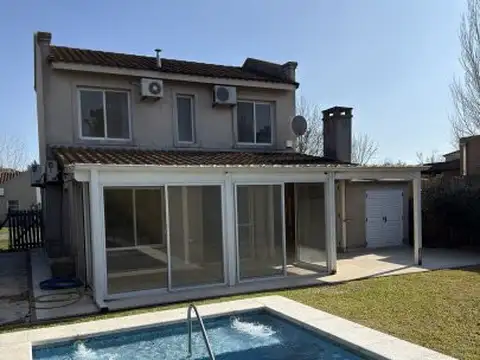 Casa con Pileta en La Candela