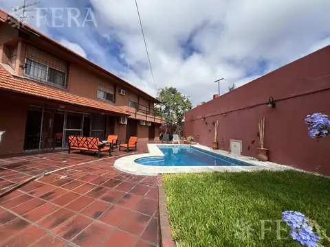 Venta casa con 5 ambientes en Wilde con cochera y piscina