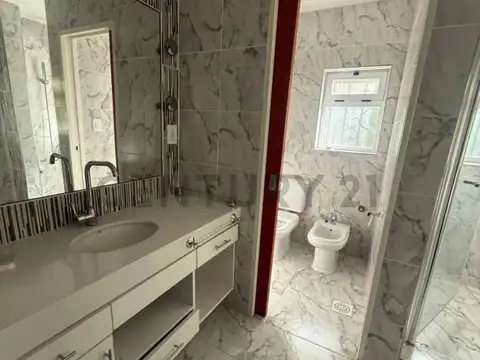 170 entre 43 y 44 - CASA EN VENTA