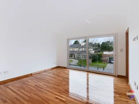 Casa en Venta con 4 cocheras