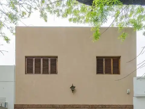 PH CASA EN VENTA LA PLATA 3/4 DORMITORIOS Y PATIO