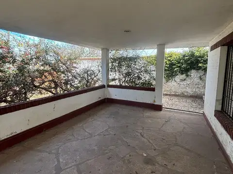 Casa 6 ambientes con 2 baños