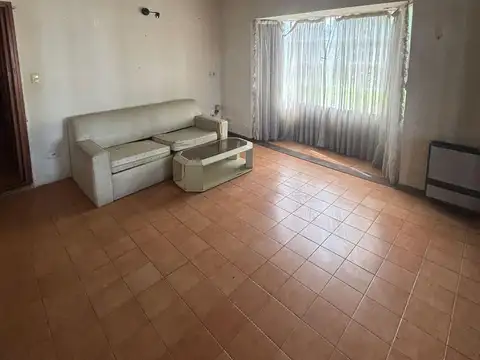 CASA EN VENTA EN PERGAMINO CON PATIO Y PILETA