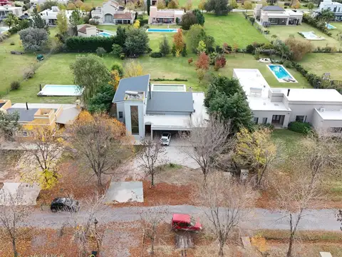 Gran casa de categoría en Venta en barrio Chacras de la Reserva. De 6 ambientes. Piscina