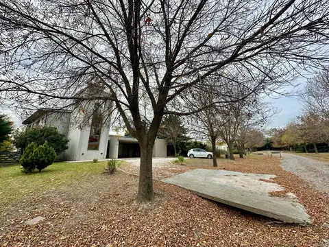 Casa en Venta con 3 cocheras
