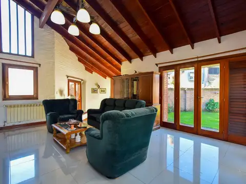VENTA DE CASA 4 AMB DOBLE COCHERA,PARQUE Y PILETA