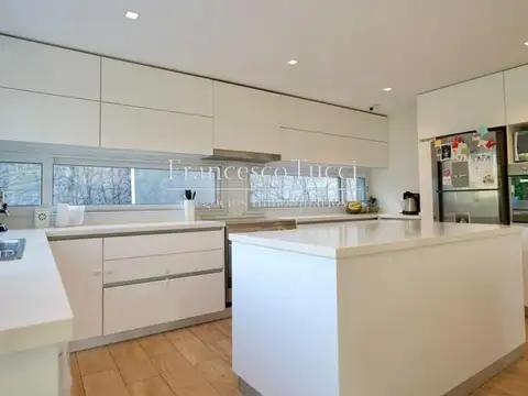 Casa en Venta con 4 cocheras