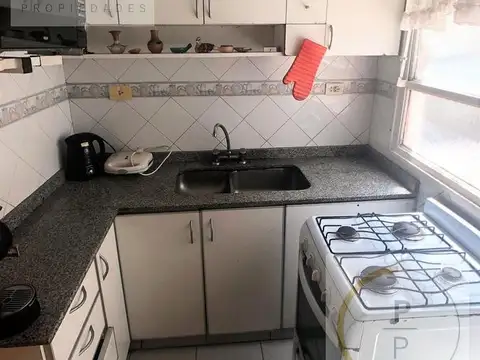 Venta 4 ambientes con dependencia en Paternal, sobre Avenida San Martín. Piso Alto.