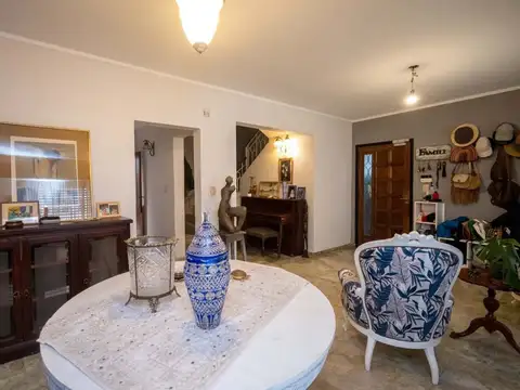 Casa 8 ambientes con 3 baños