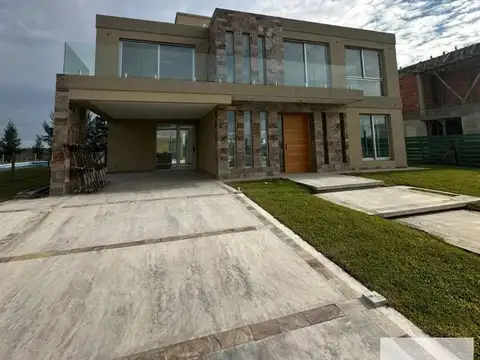Casa en venta - 4 Dormitorios 5 Baños - Canning