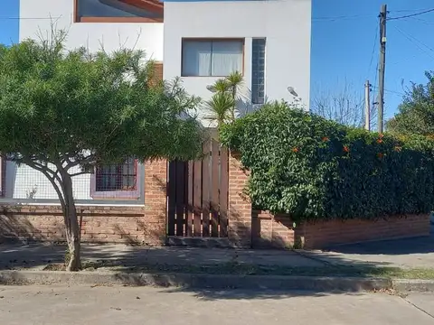 Venta casa a refaccionar  barrio chateau carreras