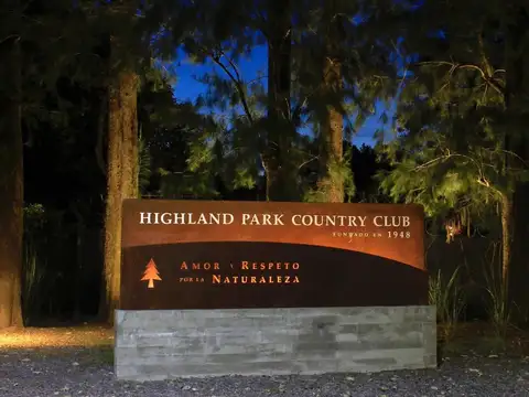 LOTE en Highland Park CC. de 827m2  posibilidad de anexar