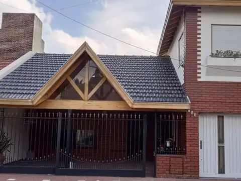 OPORTUNIDAD venta casa 4 ambientes con PATIO Y PARRILLA.