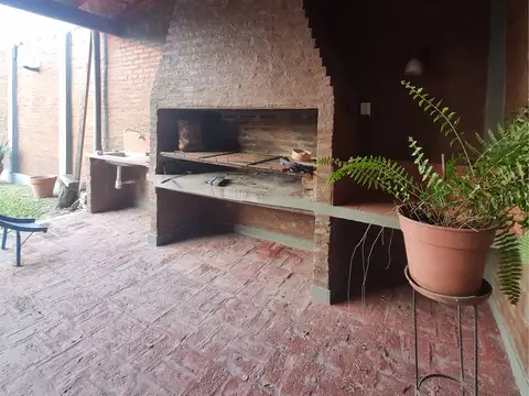 Galpón con quincho céntrico. Ideal inversión para disfrutar!