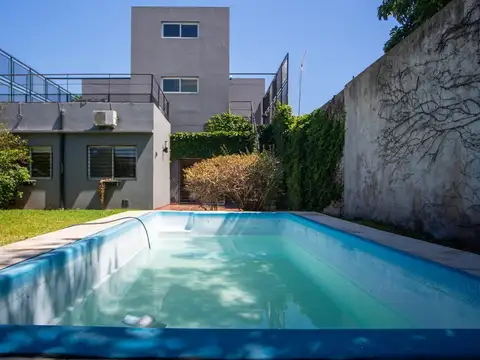 Venta Casa 5 ambientes con amplio parque y piscina en Palomar.