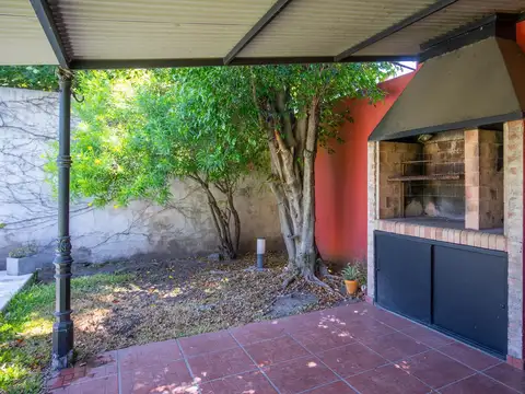 Casa 5 ambientes con 2 baños
