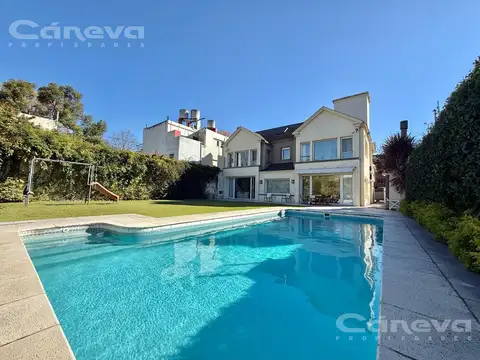 Casa en venta en Vicente López, jardín con pileta galería y parrilla