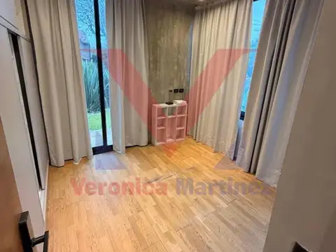 Casa en Alquiler con 2 cocheras