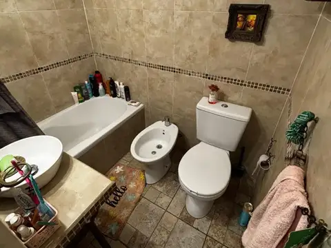 Casa 4 ambientes con 2 baños