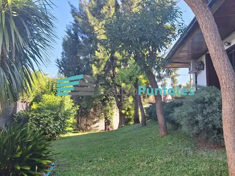 Casa en Monte Grande sobre gran lote con piscina muy buena ubicación.
