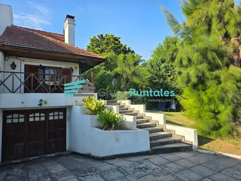 Casa en Monte Grande sobre gran lote con piscina muy buena ubicación.