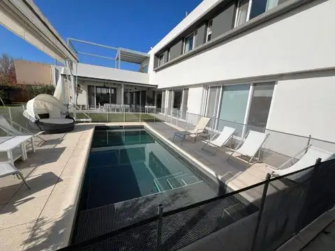En venta. Casa de revista en Ibarlucea, country club de campo los alamos