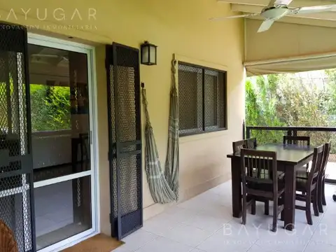 Casa en Venta en Los Robles del Monarca, USD 230.000