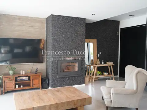 Casa en Venta con 2 cocheras